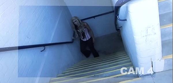 Heisse Blondine wird im verlassenen Lagerhaus geil gefickt und vollgespritzt - H